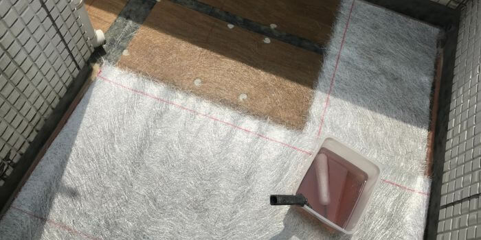 FRPの上から樹脂を塗布している様子の写真