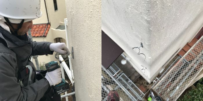施工中　竪樋金具の取り付け