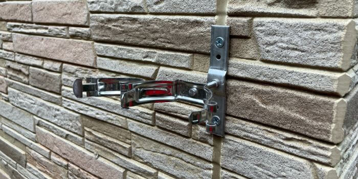 竪樋の固定金具設置