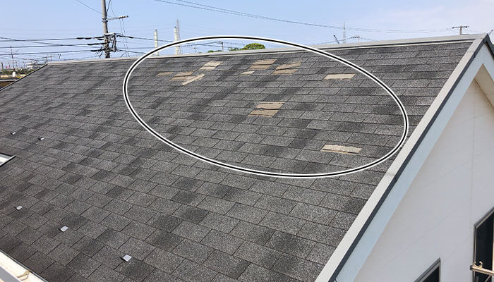 屋根材が剥がれている様子