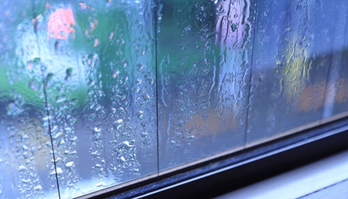 窓に雨が打ち付ける様子