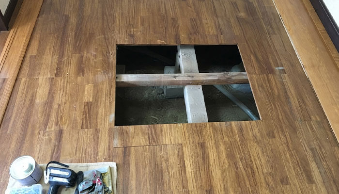 床を部分的に補修している様子